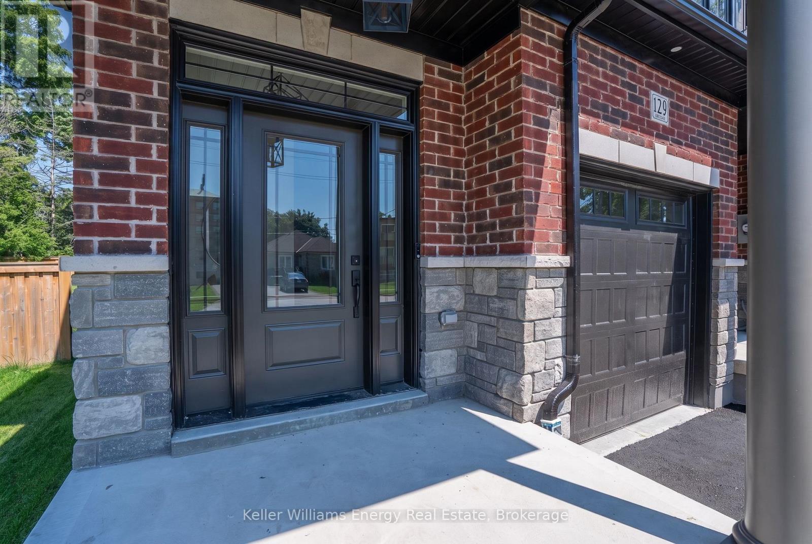 129 Hickory Street N, Whitby, Ontario  L1N 3X6 - Photo 2 - E13563722