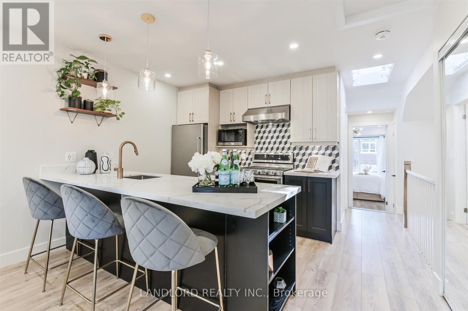 UPPER - 90 TECUMSETH STREET, Toronto (Niagara)