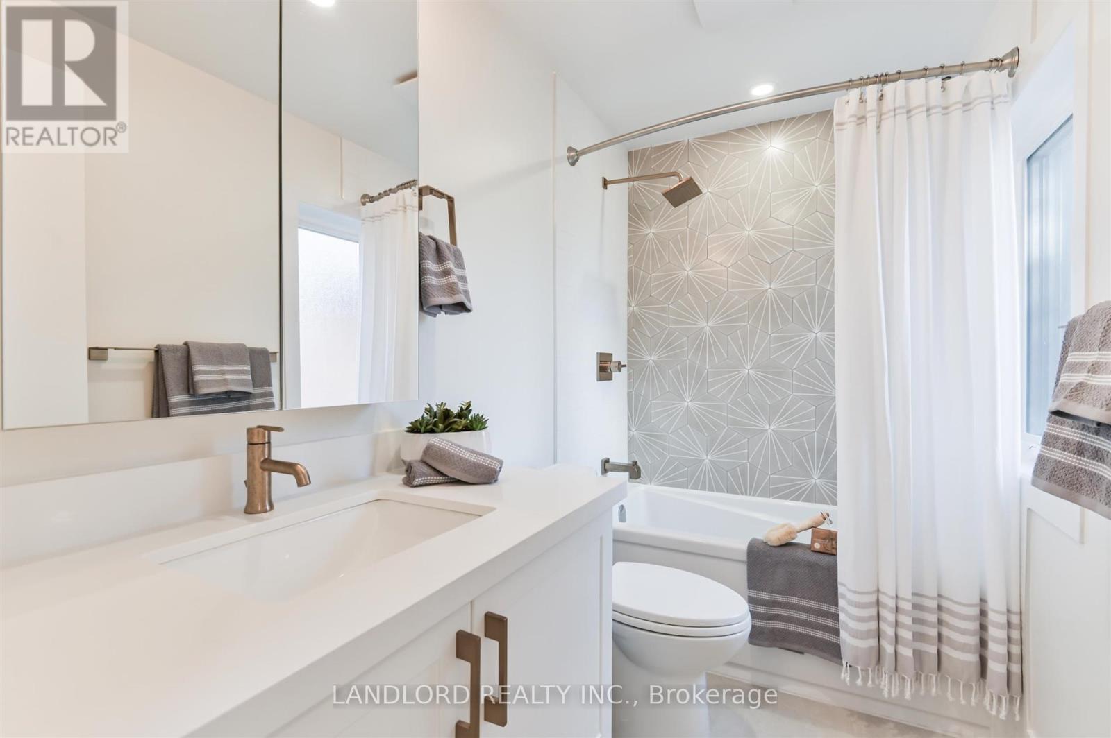 Upper - 90 Tecumseth Street, Toronto, Ontario M6J 2G9 - Photo 14 - C13563712