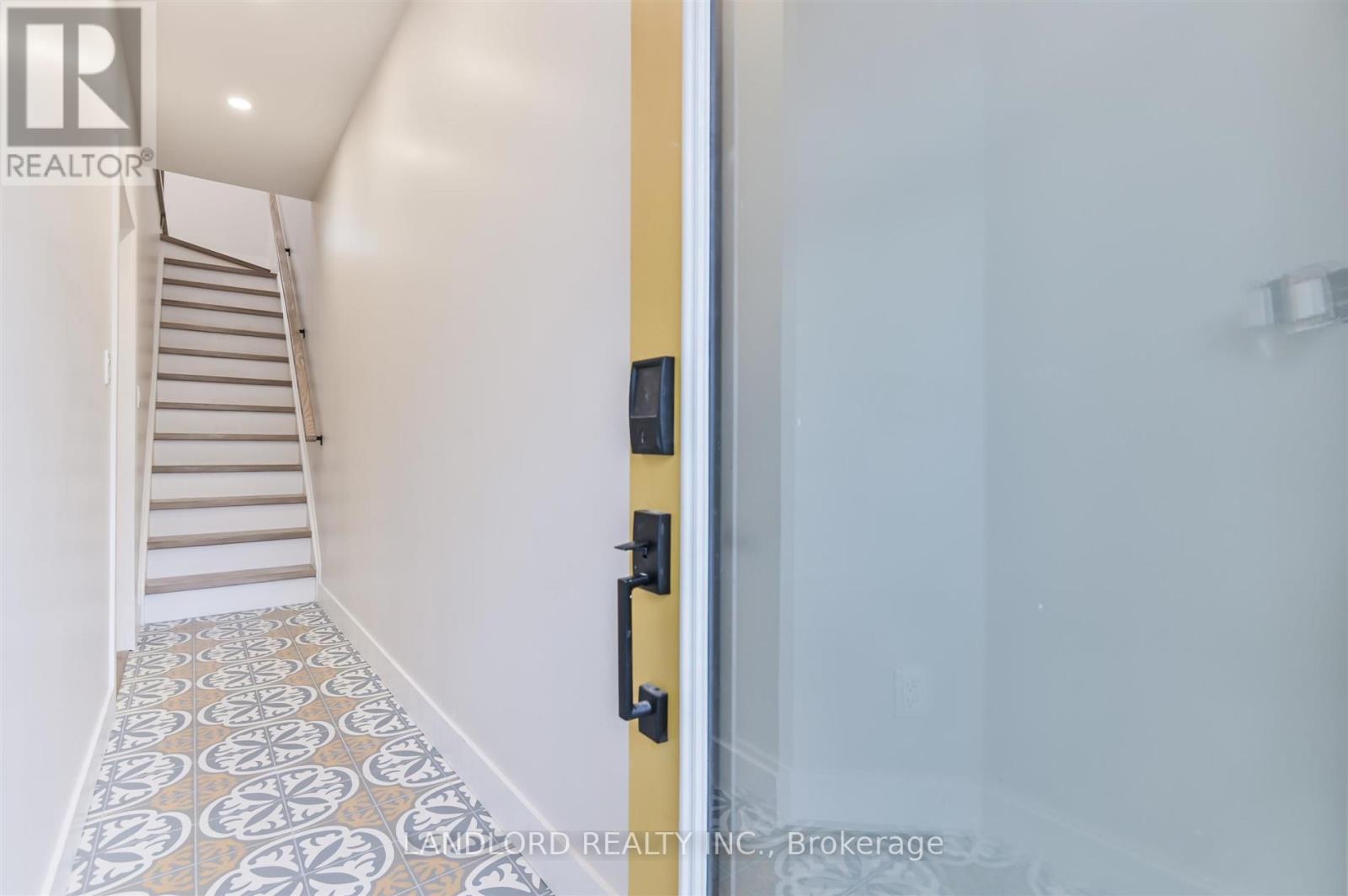 Upper - 90 Tecumseth Street, Toronto, Ontario M6J 2G9 - Photo 15 - C13563712