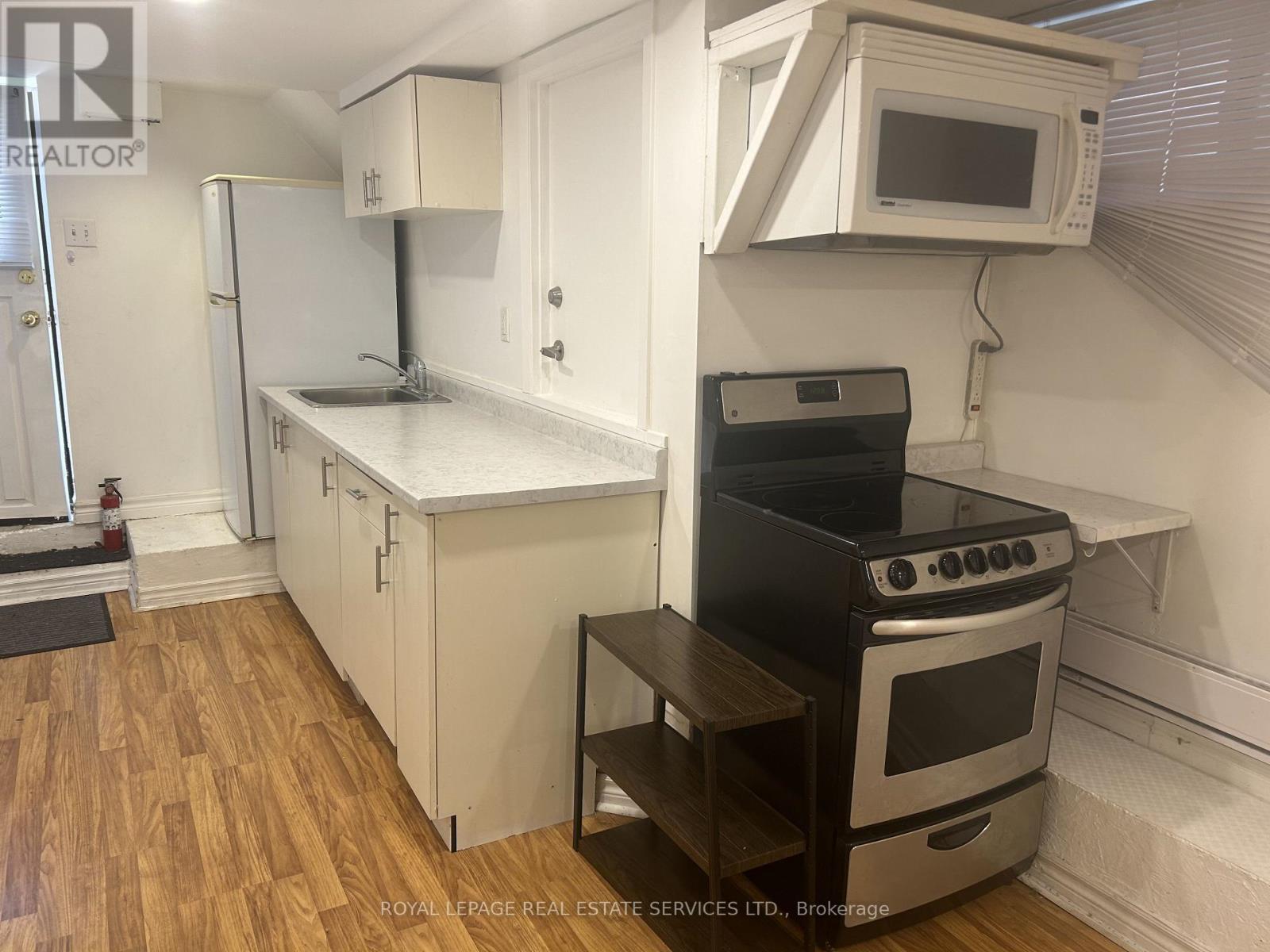 L - 23 Kings Park Boulevard, Toronto, Ontario  M4J 2B7 - Photo 4 - E13563544