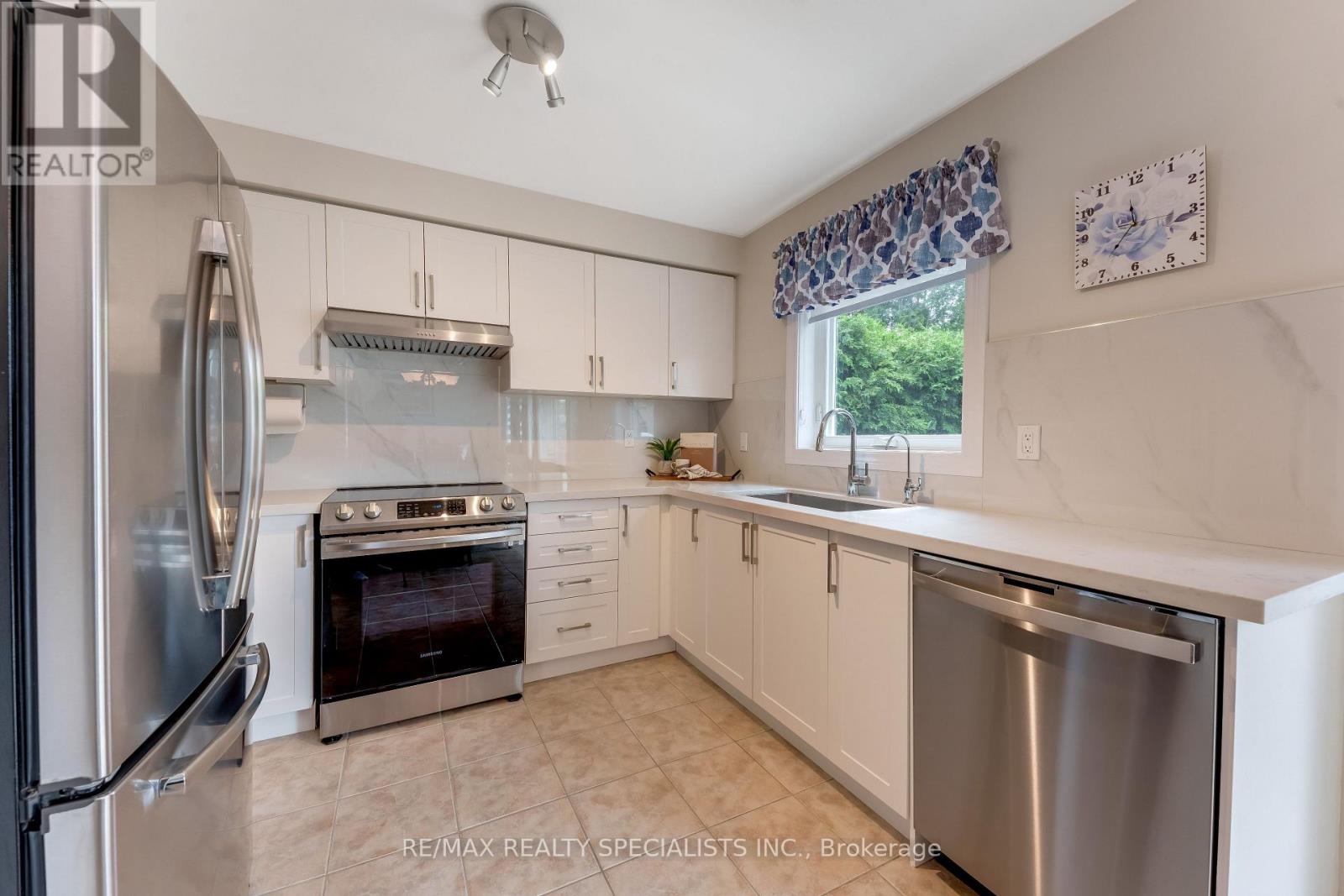 54 Red Plant Crescent, Brampton, Ontario  L7A 1V8 - Photo 9 - W13563622