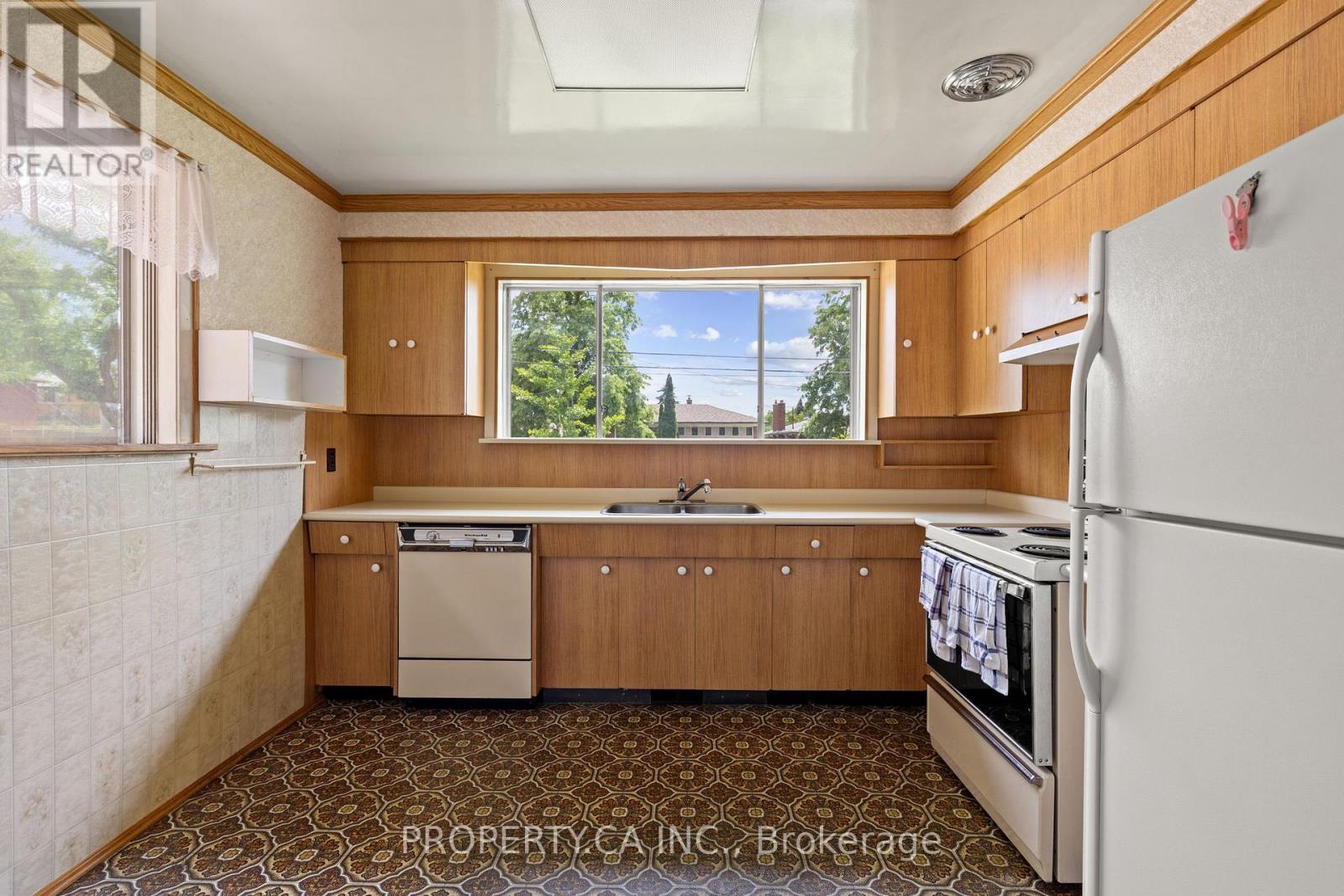77 Troutbrooke Drive, Toronto, Ontario M3M 1S6 - Photo 10 - W13538318