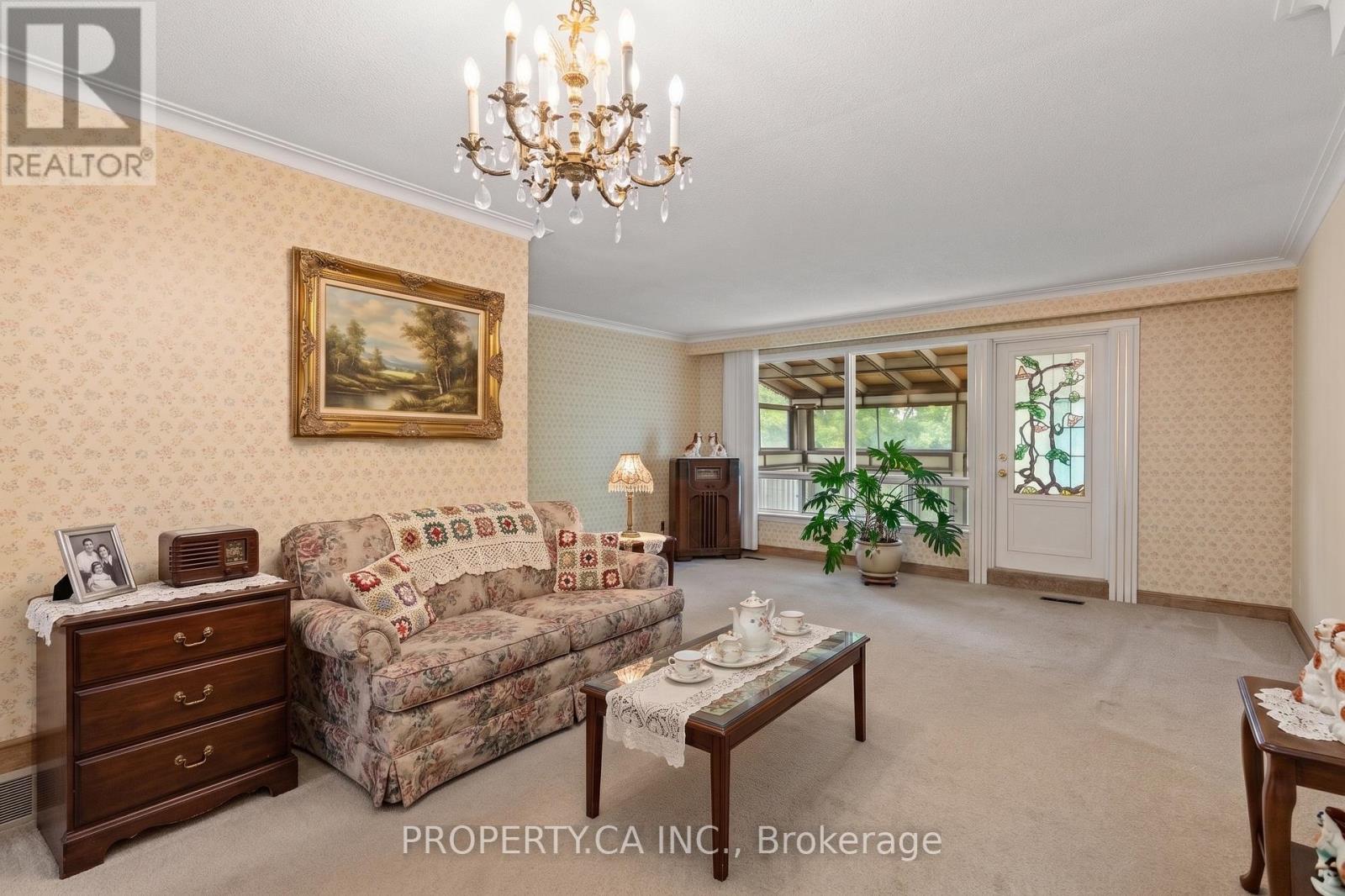 77 Troutbrooke Drive, Toronto, Ontario M3M 1S6 - Photo 4 - W13538318