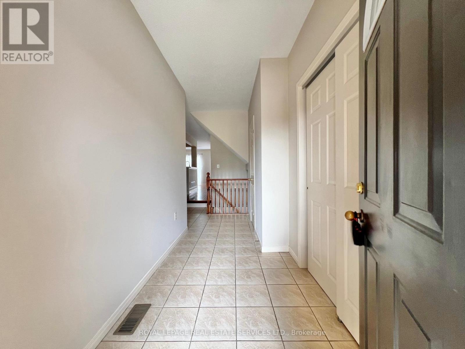 2153 Redstone Crescent, Oakville, Ontario  L6M 5B2 - Photo 3 - W13563866