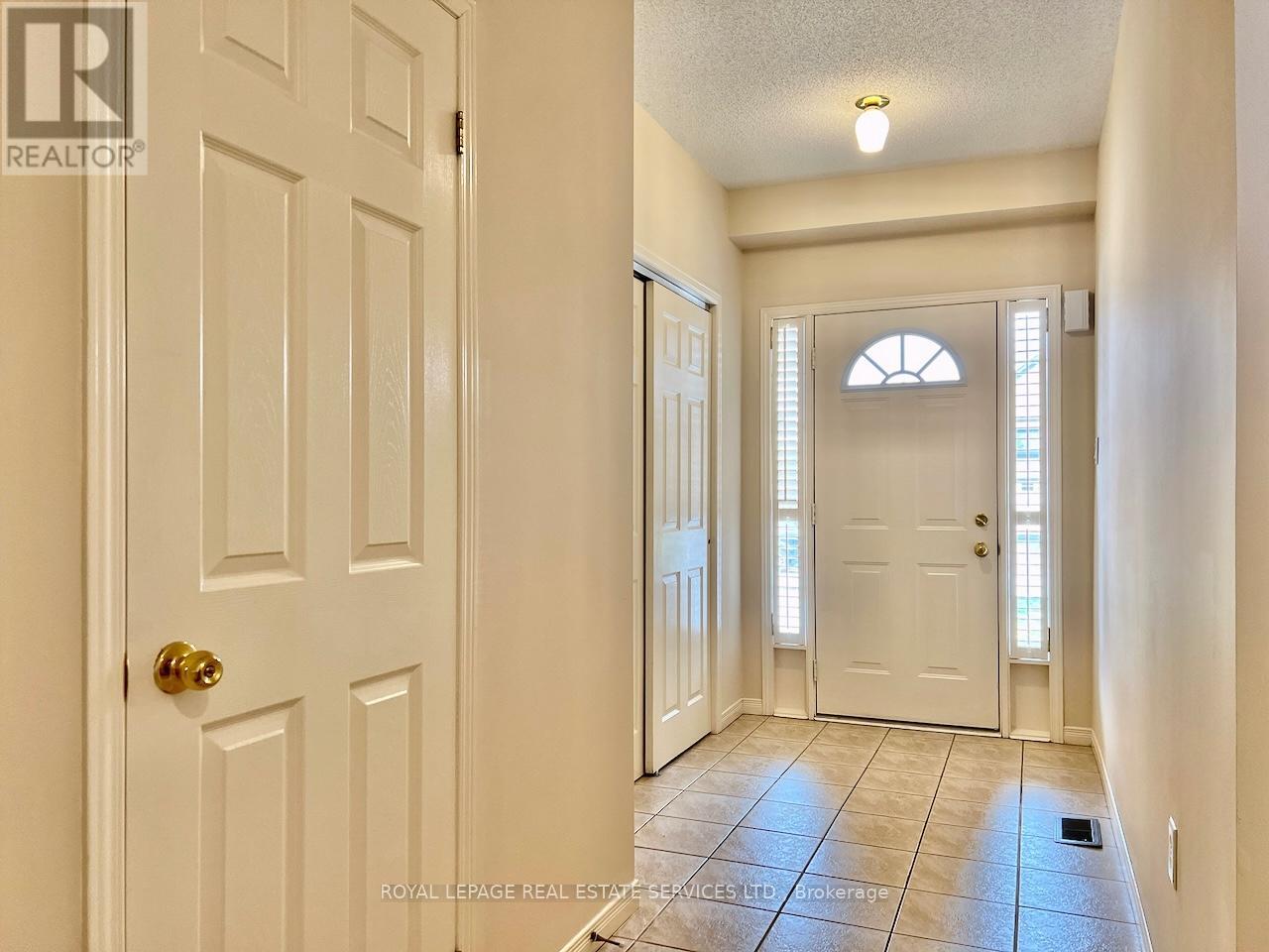 2153 Redstone Crescent, Oakville, Ontario  L6M 5B2 - Photo 4 - W13563866