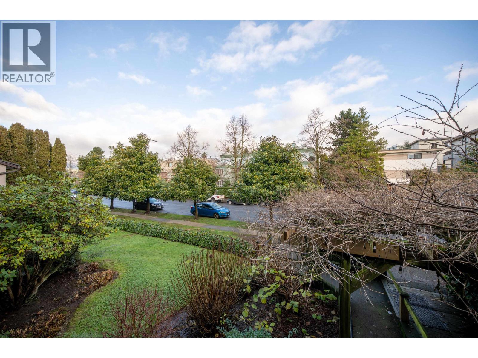 215 251 W 4TH STREET, North Vancouver, British Columbia