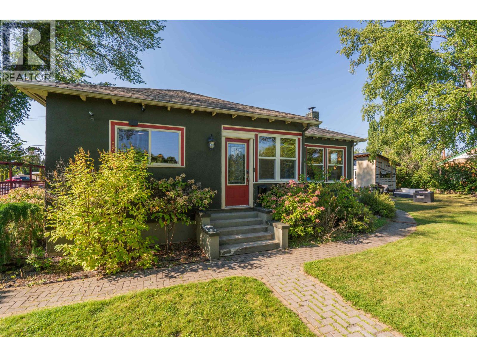 2150 LAURIER CRESCENT