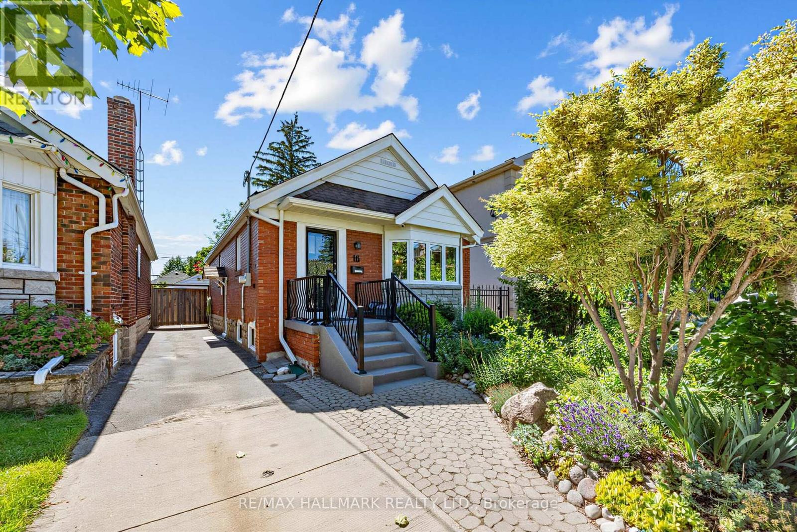 <div class="slider-price">$1,170,000</div><p>16 Crestland Avenue, Toronto, Ontario</p>