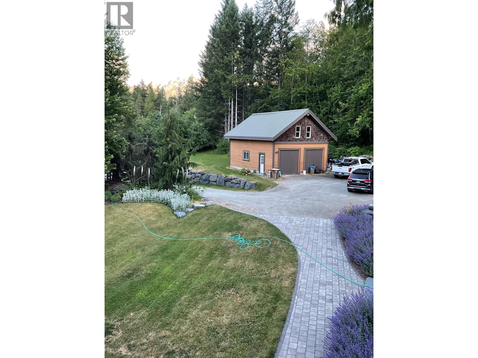 3 Walkerville Estates Road, Pemberton, British Columbia V0N 2L0 - Photo 2 - R3146365