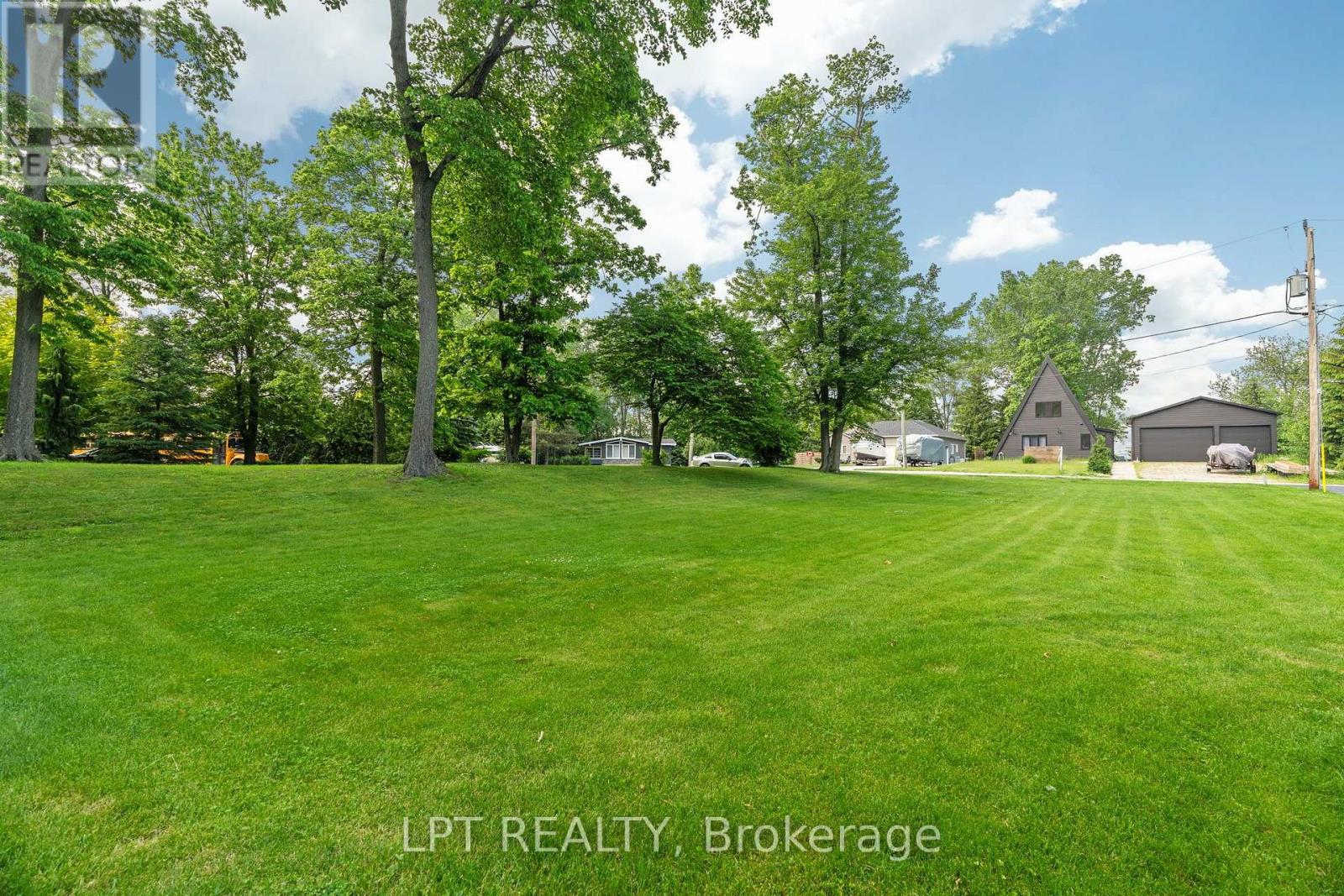 8459 Adams Court, Lambton Shores, Ontario  N0M 1T0 - Photo 2 - X13564298