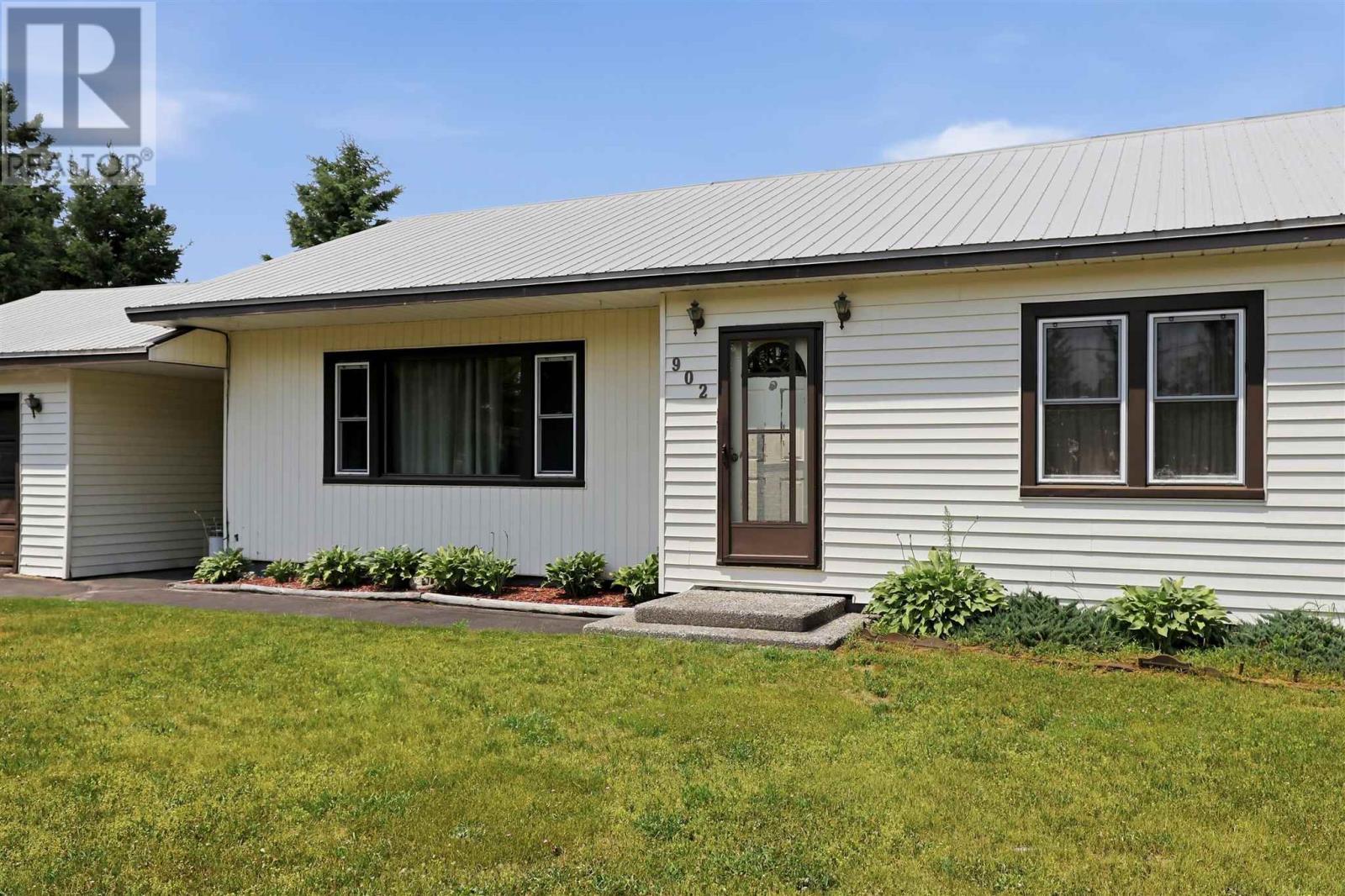 902 Frontenac St, Sault Ste. Marie, Ontario  P6A 5K9 - Photo 2 - SM261858