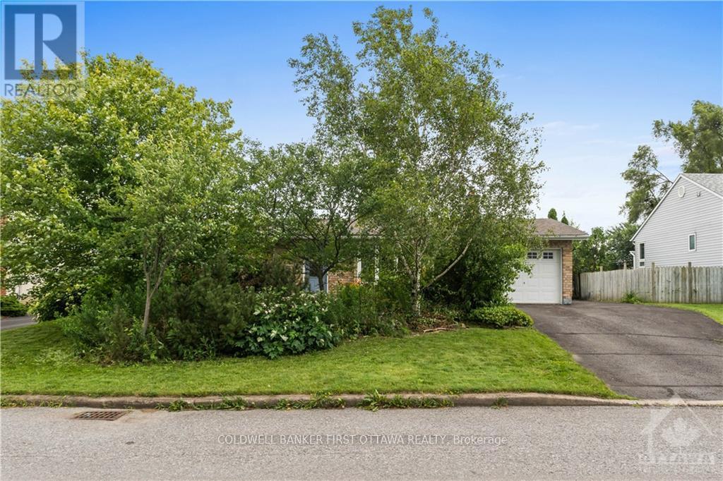 12 Oakwood Avenue, Ottawa, Ontario  K2E 6A5 - Photo 2 - X13564324