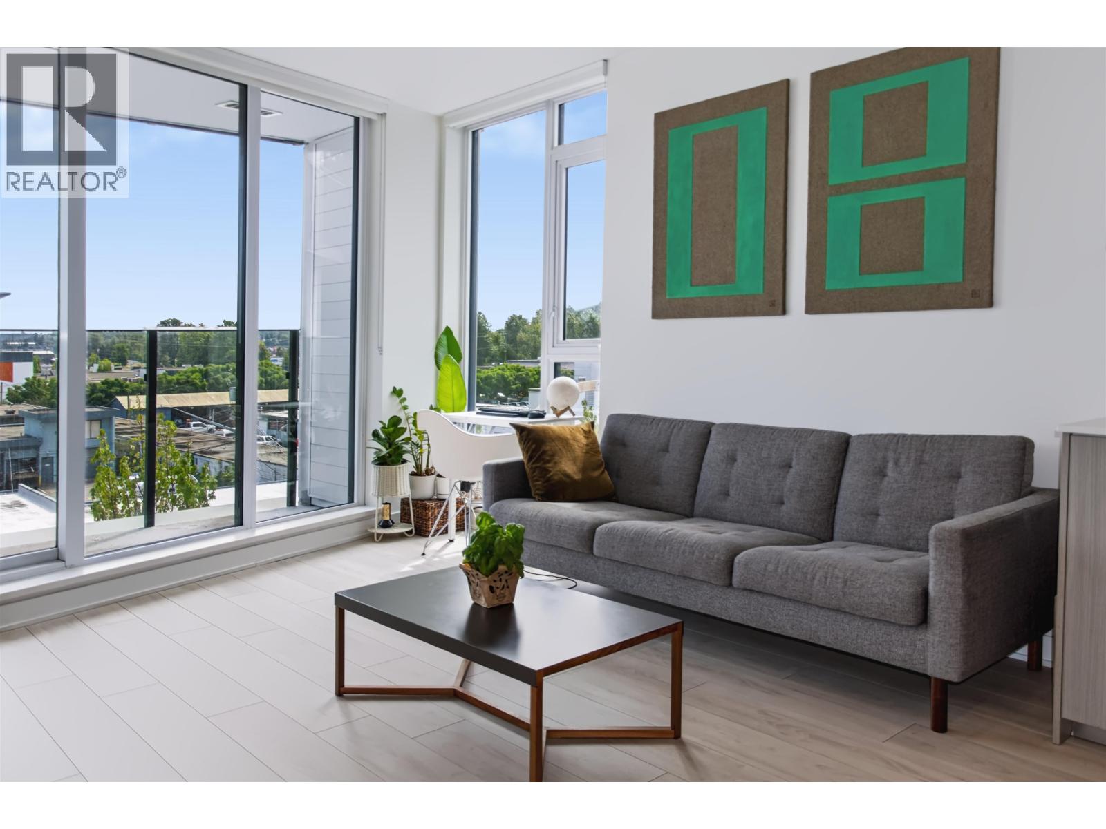 405 1401 HUNTER STREET, North Vancouver, British Columbia