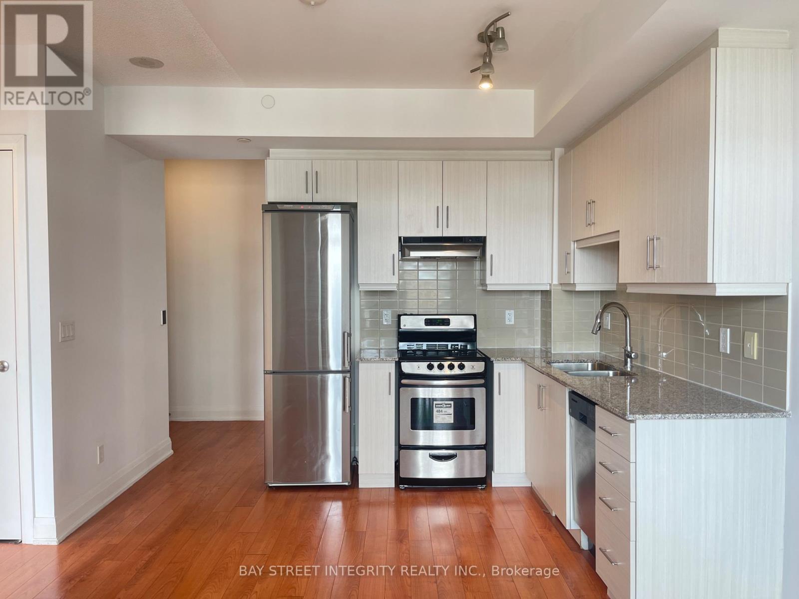 1001 - 68 CANTERBURY PLACE, Toronto, Ontario