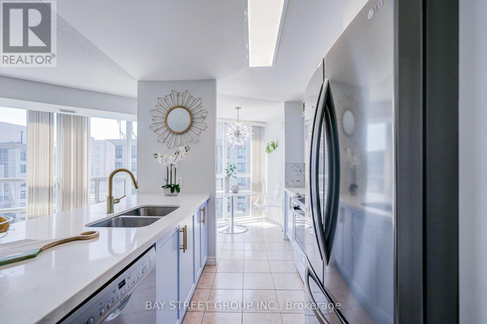 1811 - 30 Grand Trunk Crescent, Toronto, Ontario  M5J 3A4 - Photo 7 - C13564616