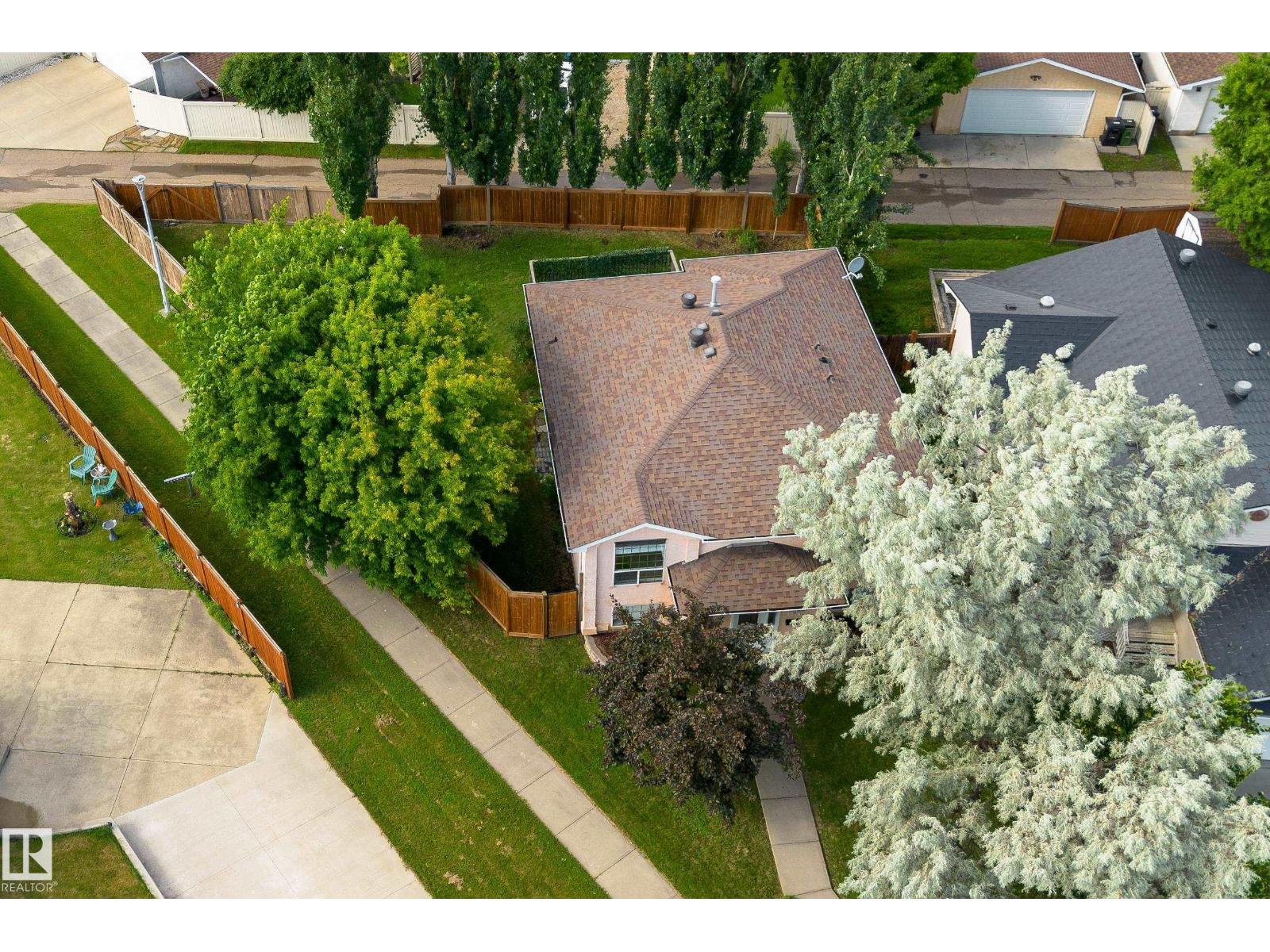2216 134 Av NW, Edmonton, Alberta  T5A 4Y4 - Photo 2 - E4498831