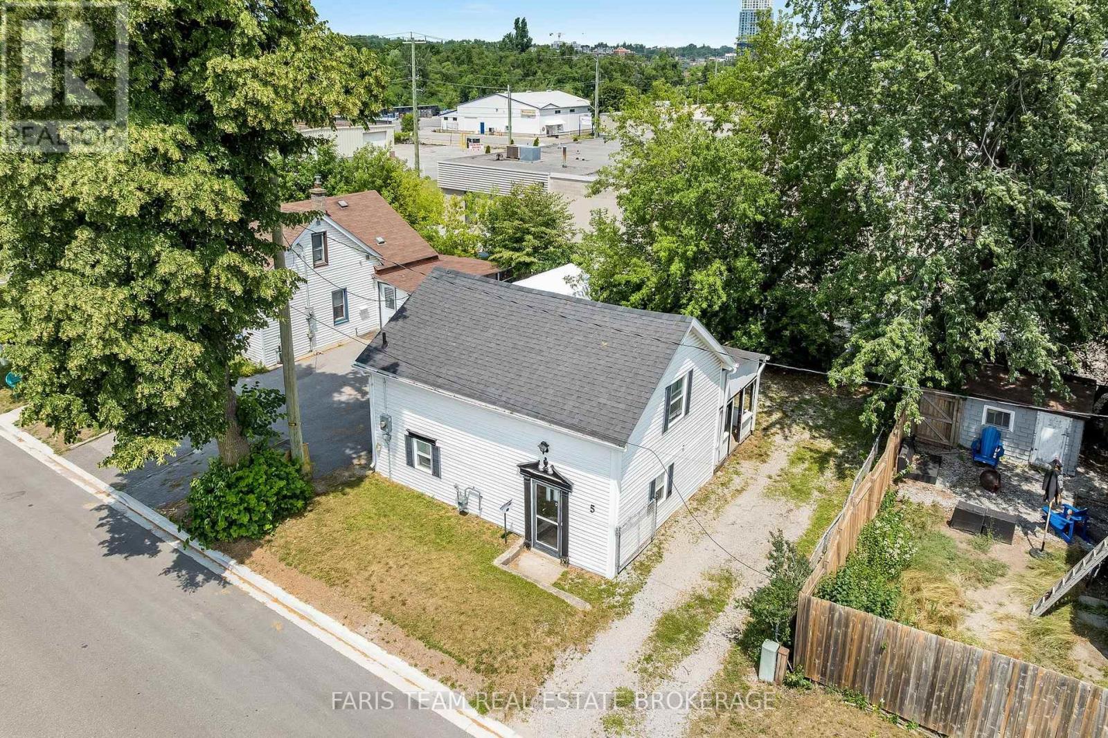 5 Robert Street, Barrie, Ontario  L4N 3H2 - Photo 2 - S13552676