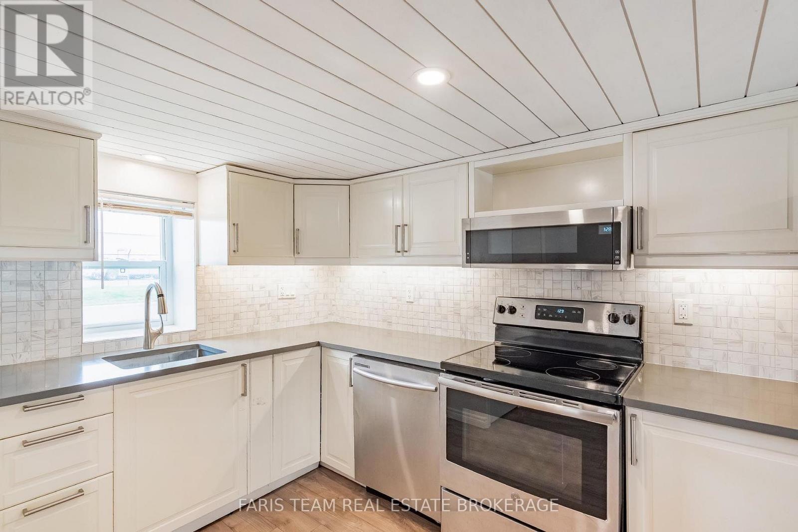 5 Robert Street, Barrie, Ontario  L4N 3H2 - Photo 8 - S13552676