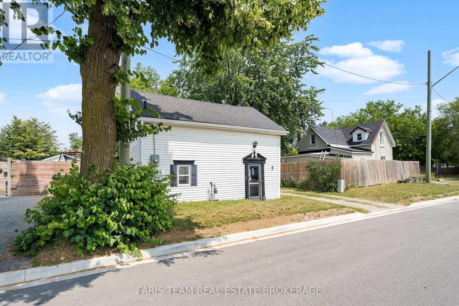 5 Robert Street, Barrie, Ontario  L4N 3H2 - Photo 3 - S13552676