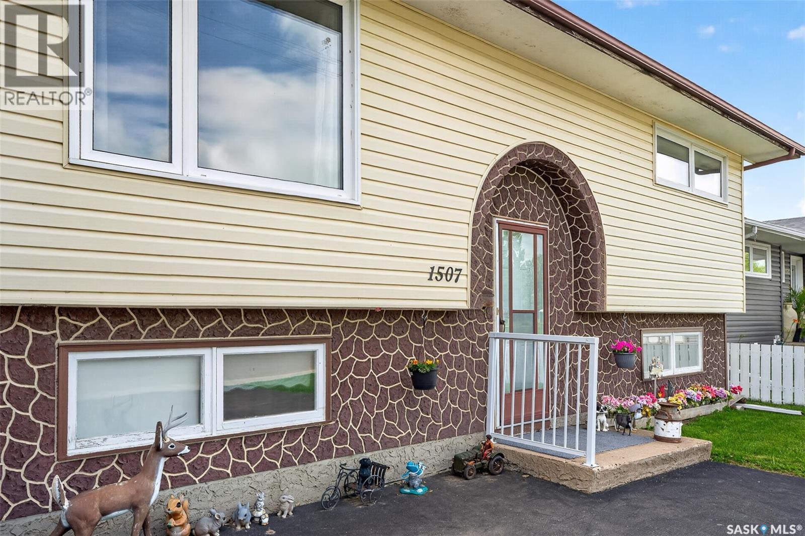 1507 Caribou Street W, Moose Jaw, Saskatchewan  S6H 7N5 - Photo 2 - SK042380