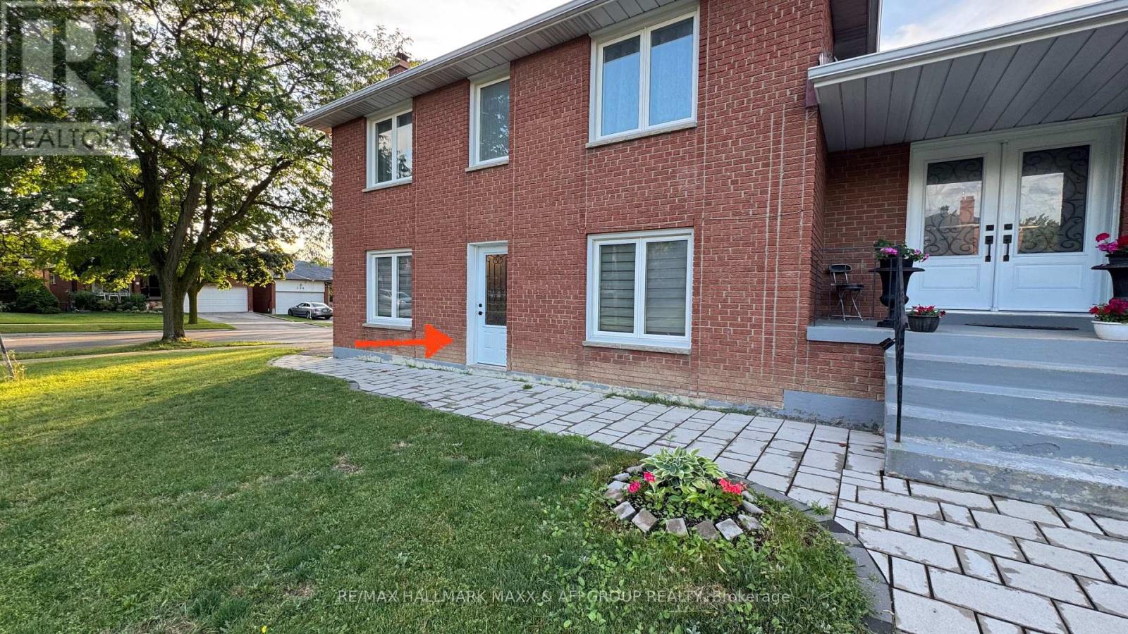 Bachelor - 2 Lambeth Square, Toronto, Ontario M1W 3B4 - Photo 2 - E13565414