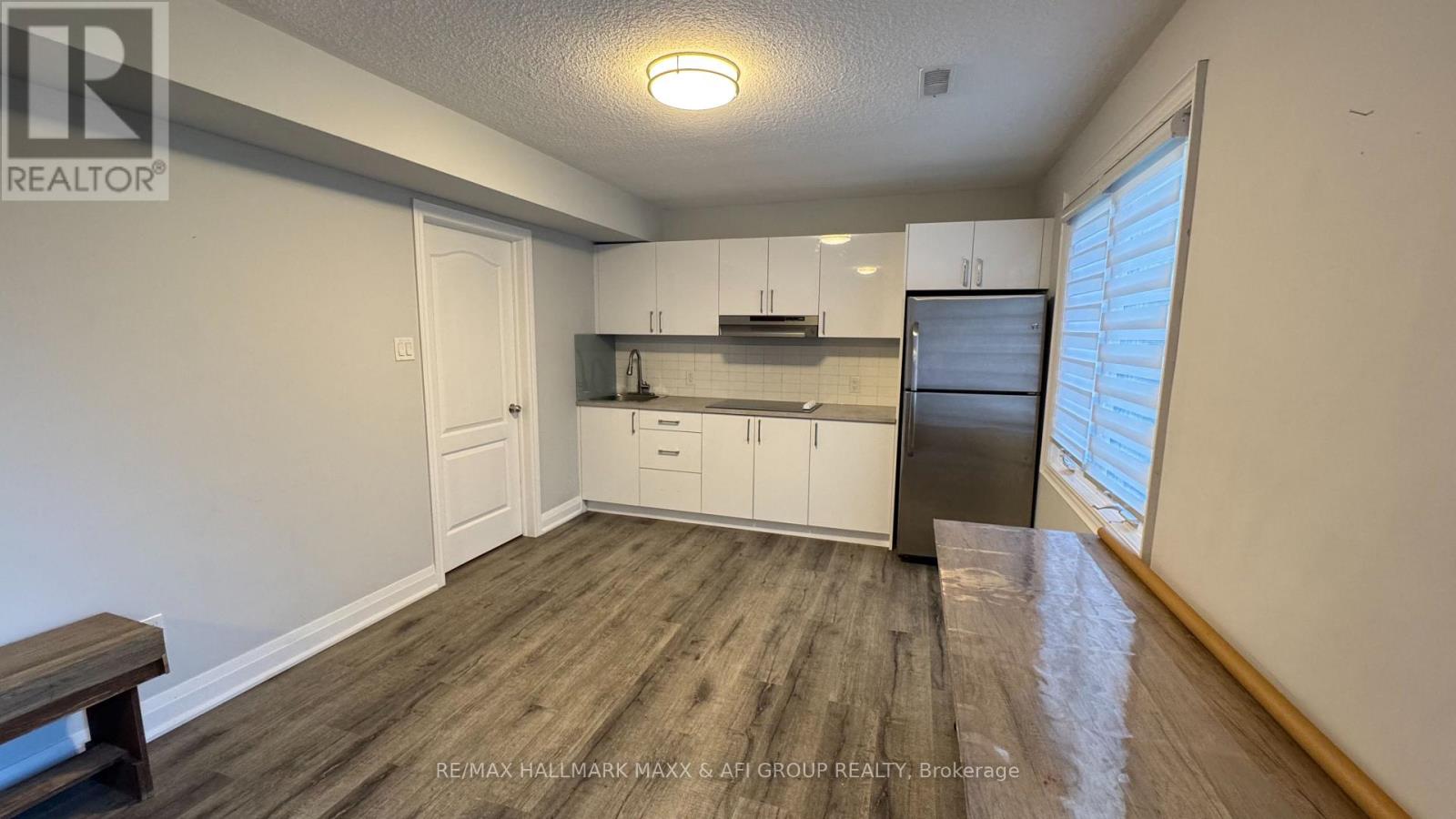 Bachelor - 2 Lambeth Square, Toronto, Ontario M1W 3B4 - Photo 6 - E13565414