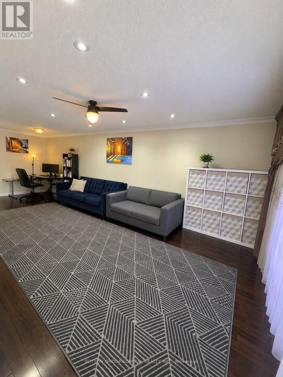 Upper Level - 37 Royal Colwood Court, Vaughan (Glen Shields), Ontario  L4K 2J3 - Photo 2 - N13565702