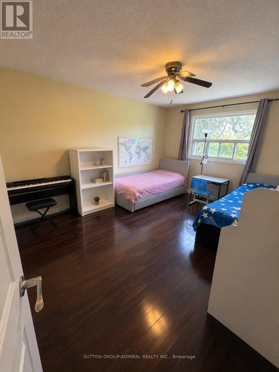 Upper Level - 37 Royal Colwood Court, Vaughan (Glen Shields), Ontario  L4K 2J3 - Photo 4 - N13565702