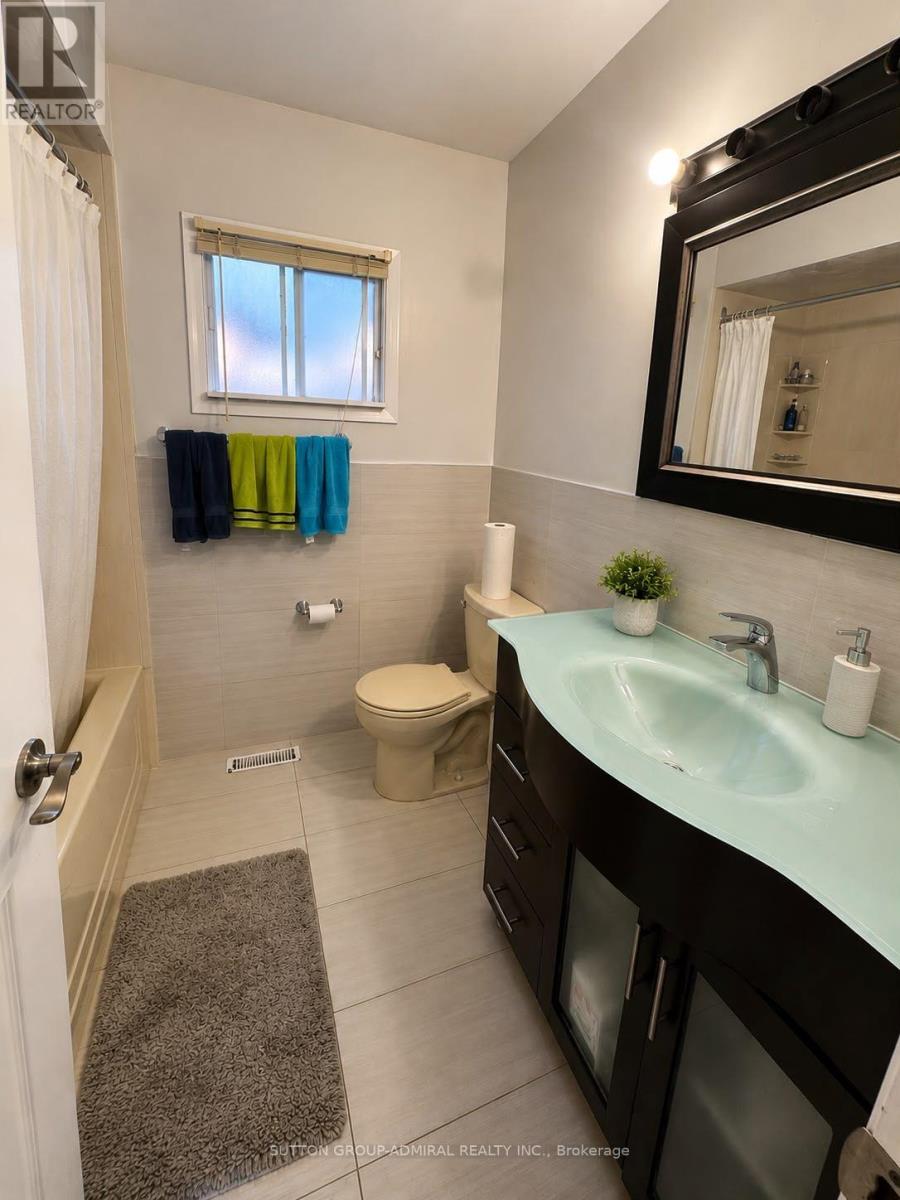 Upper Level - 37 Royal Colwood Court, Vaughan (Glen Shields), Ontario  L4K 2J3 - Photo 7 - N13565702