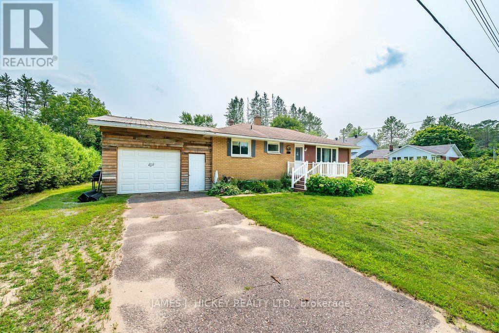 115 Lorne Place, Laurentian Hills, Ontario  K0J 1P0 - Photo 2 - X12823122