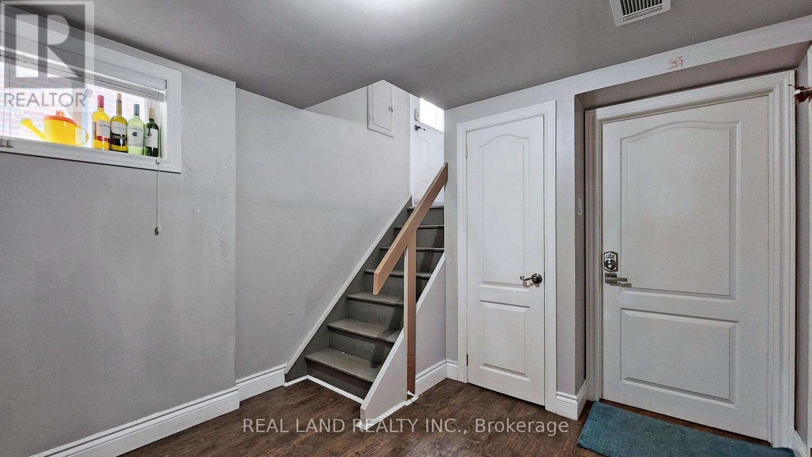 26 Glamis Avenue, Toronto, Ontario M6N 4H6 - Photo 9 - W13565482