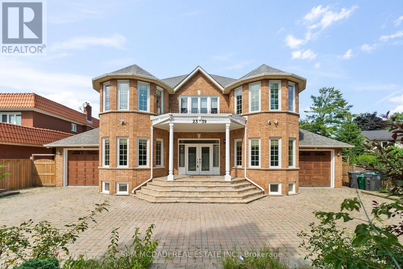 2339 Glengarry Road, Mississauga, Ontario  L5C 1Y1 - Photo 2 - W13565660