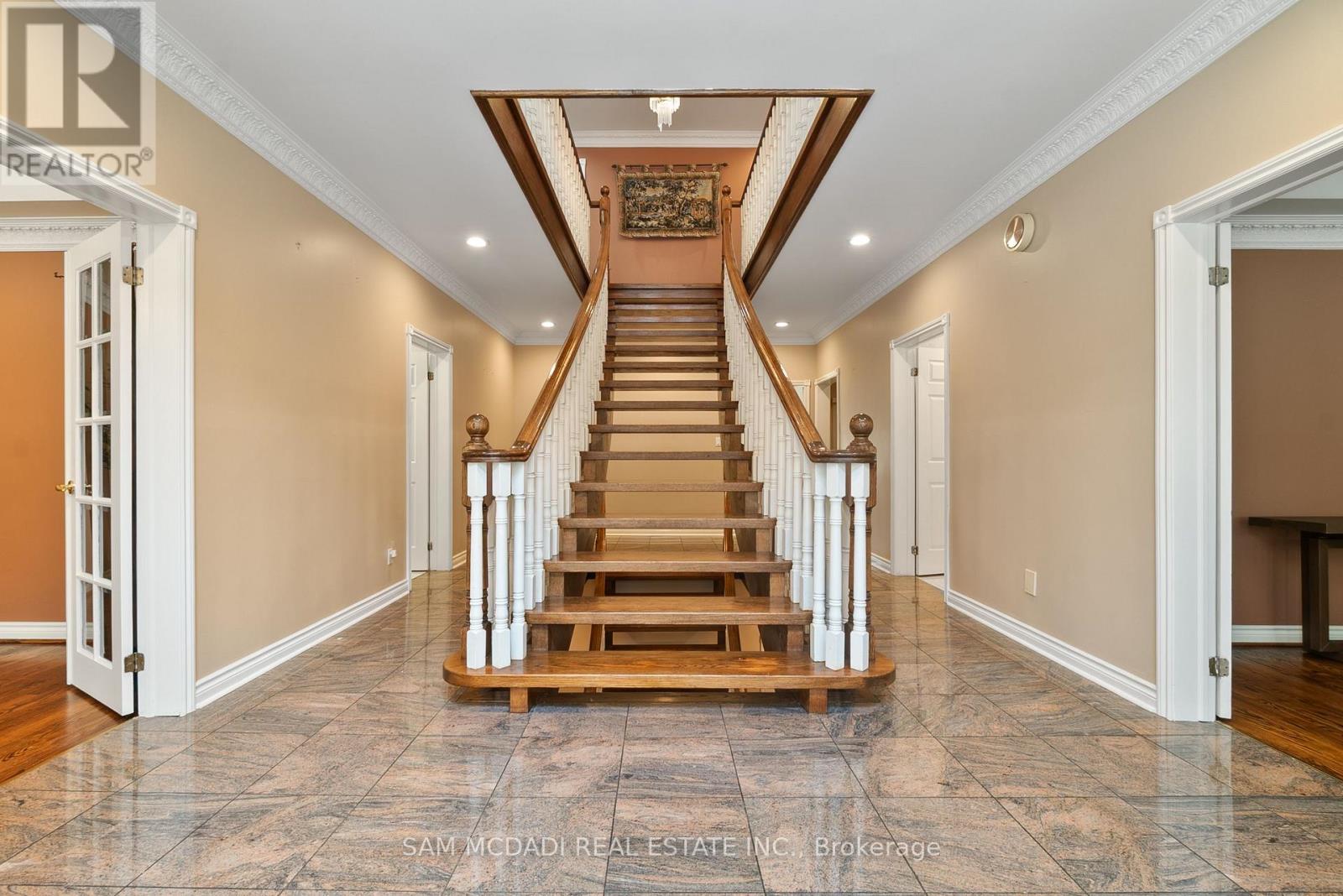 2339 Glengarry Road, Mississauga, Ontario  L5C 1Y1 - Photo 3 - W13565660