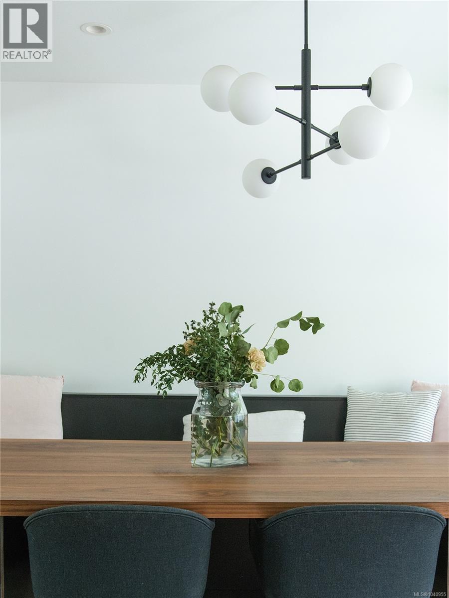 560 Kay St — photo 12