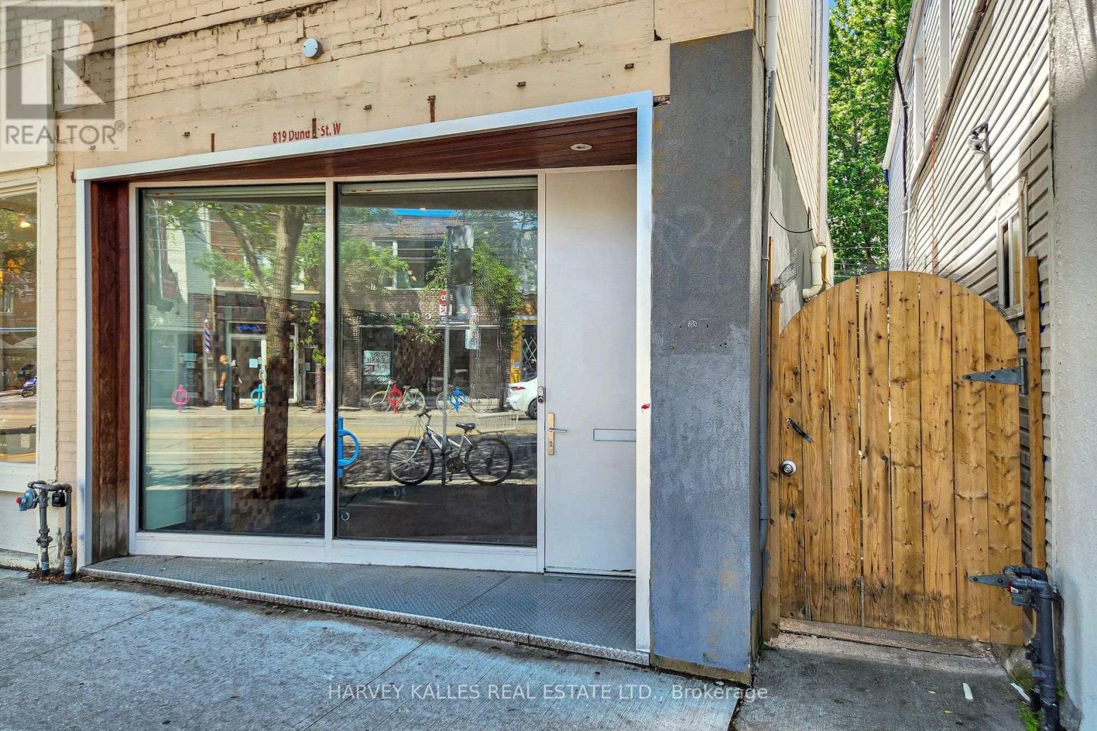 819 Dundas Street W, Toronto, Ontario  M6J 1V4 - Photo 1 - C13565784
