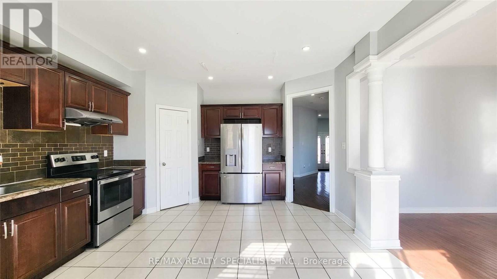 17 Iron Block Drive, Brampton, Ontario  L7A 0K1 - Photo 4 - W13565782