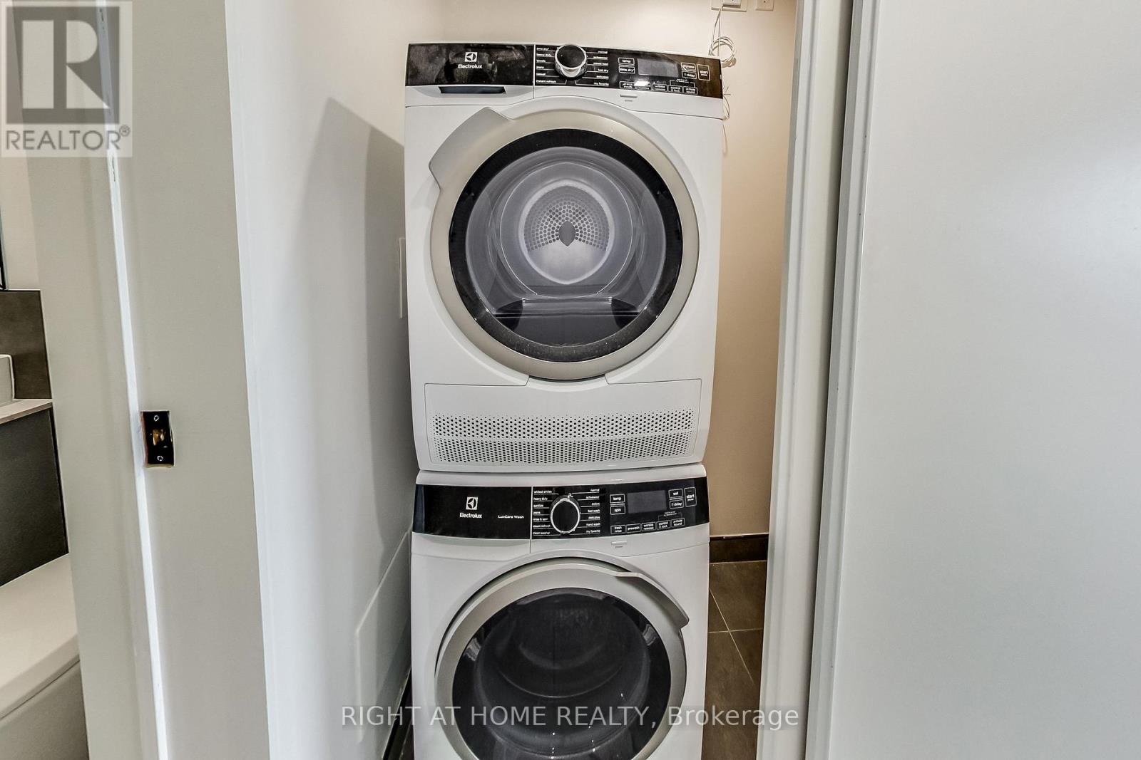 Ph - 1602 Queen Street E, Toronto, Ontario  M4L 1G2 - Photo 13 - E13565920
