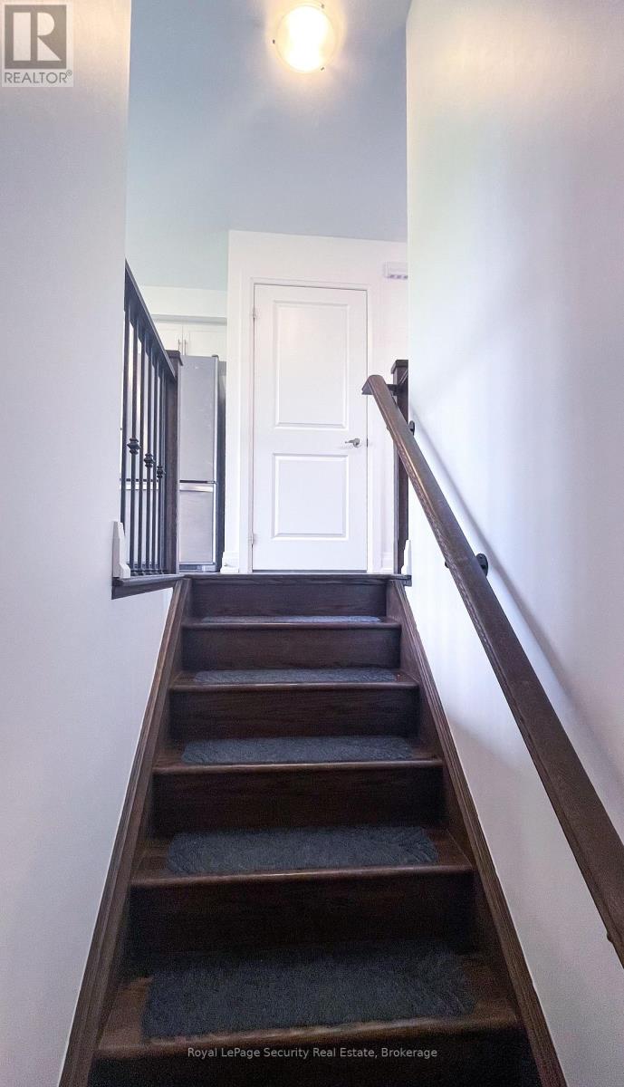 Unit 2 - 39 Wild Rose Gardens, Toronto, Ontario M6L 0A5 - Photo 2 - W13566096