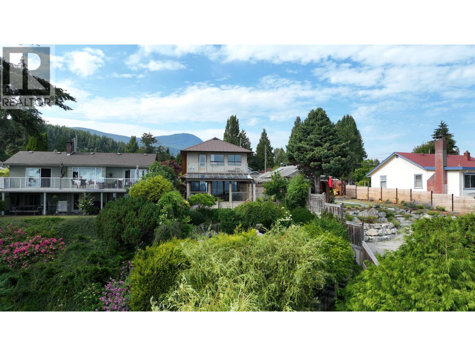 735 Franklin Road, Gibsons, British Columbia V0N 1V8 - Photo 2 - R3146475