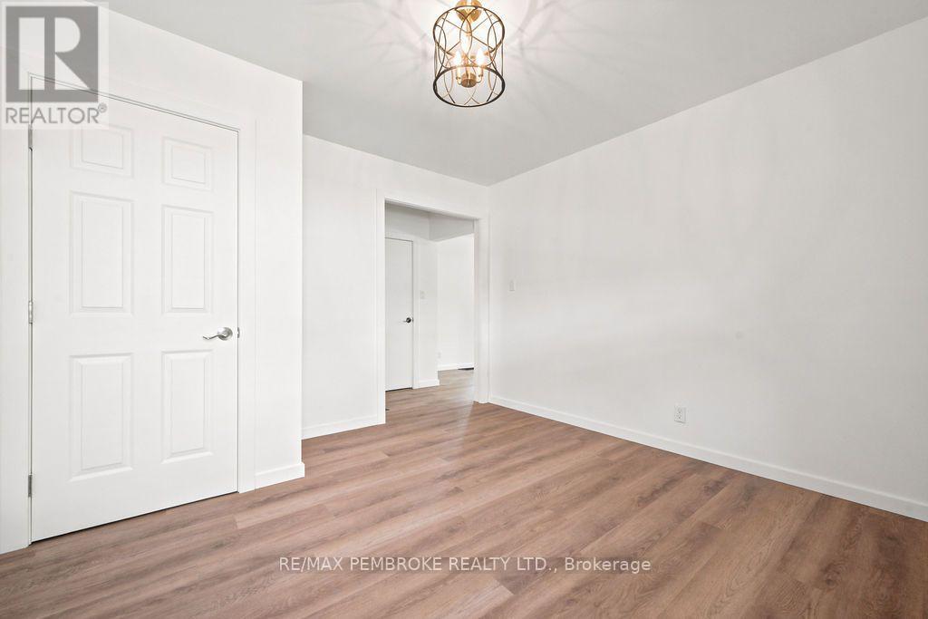 32560 Highway Highway, Laurentian Hills, Ontario  K0J 1P0 - Photo 17 - X13549334