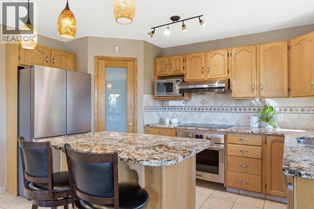 12 Edgeridge Green Nw, Calgary, Alberta  T3A 6A9 - Photo 11 - A2327402