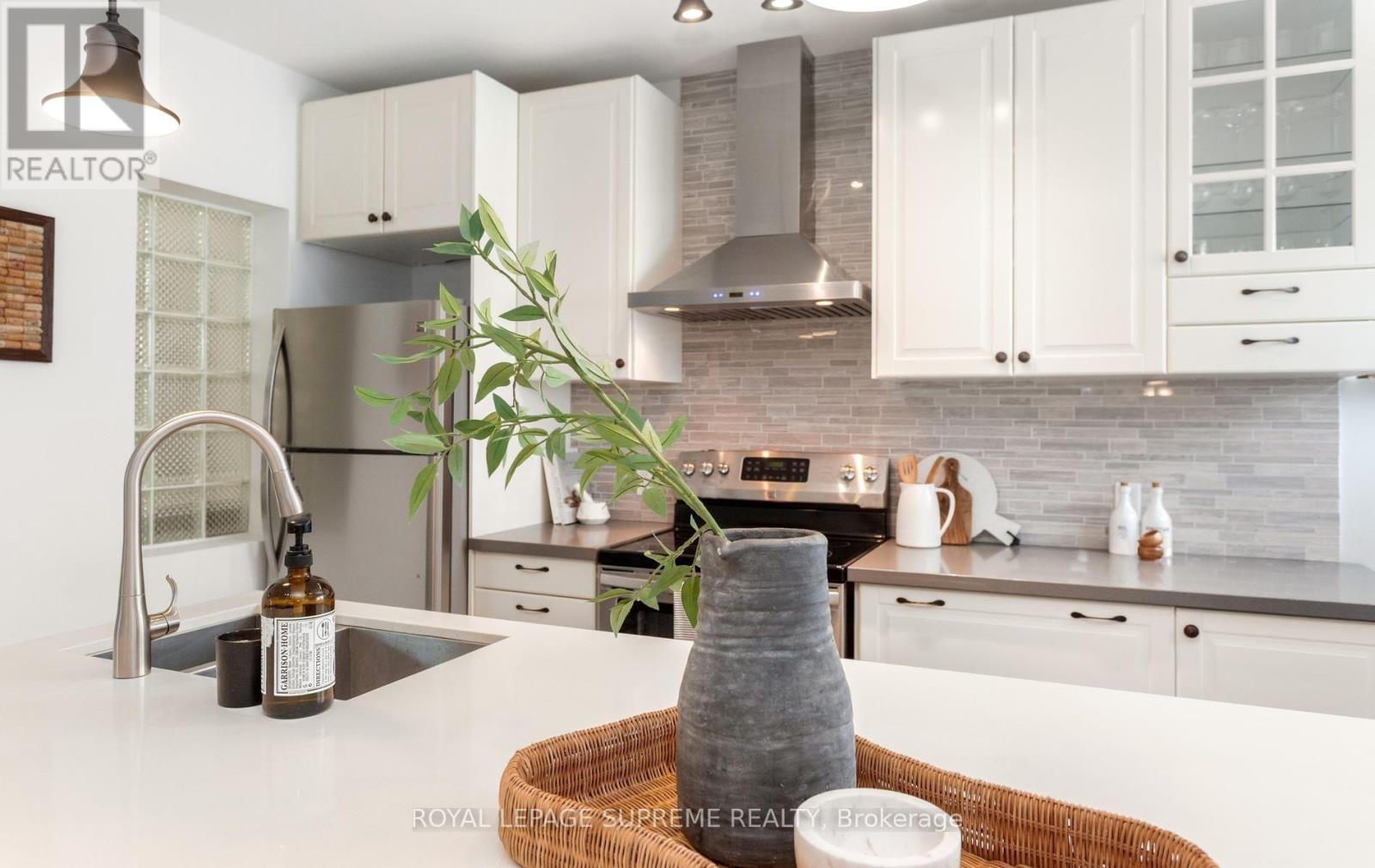 50 Brookside Avenue, Toronto, Ontario  M6S 4G7 - Photo 18 - W13566478