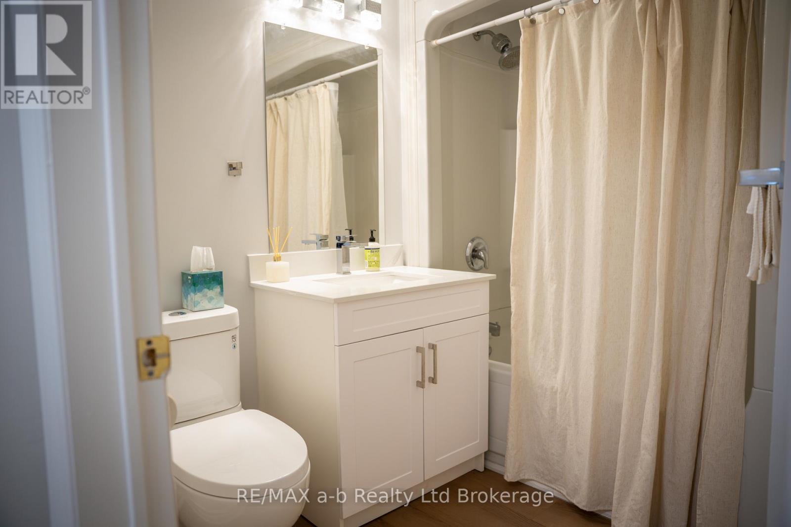 Upper - 390 Ontario Street, Stratford, Ontario  N5A 3H9 - Photo 10 - X13566830