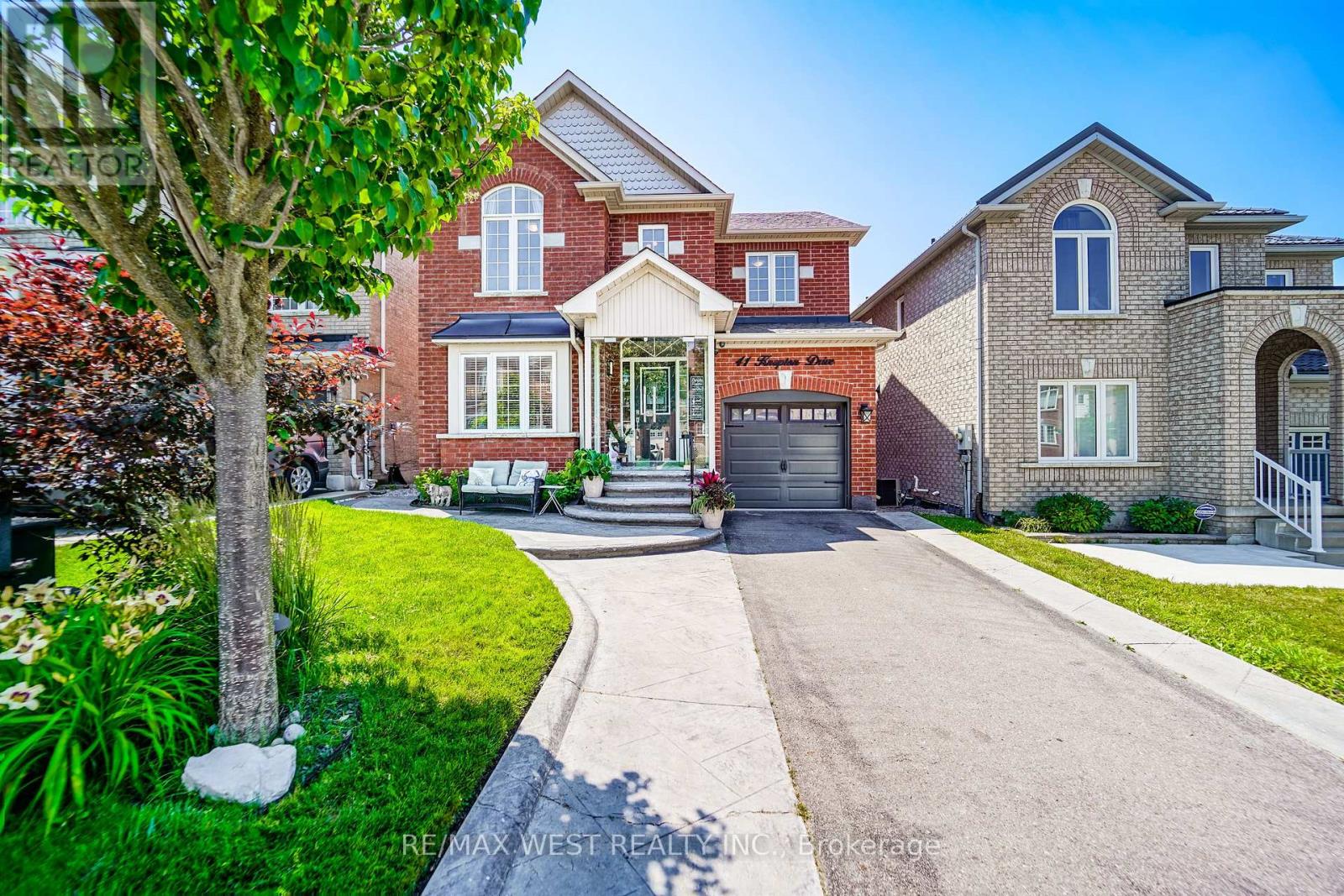 41 KNAPTON DRIVE, Newmarket, Ontario