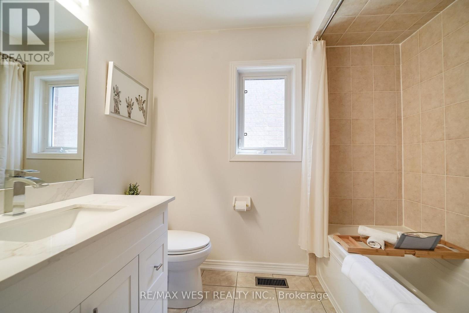 41 Knapton Drive, Newmarket, Ontario  L3X 3A9 - Photo 10 - N13566864