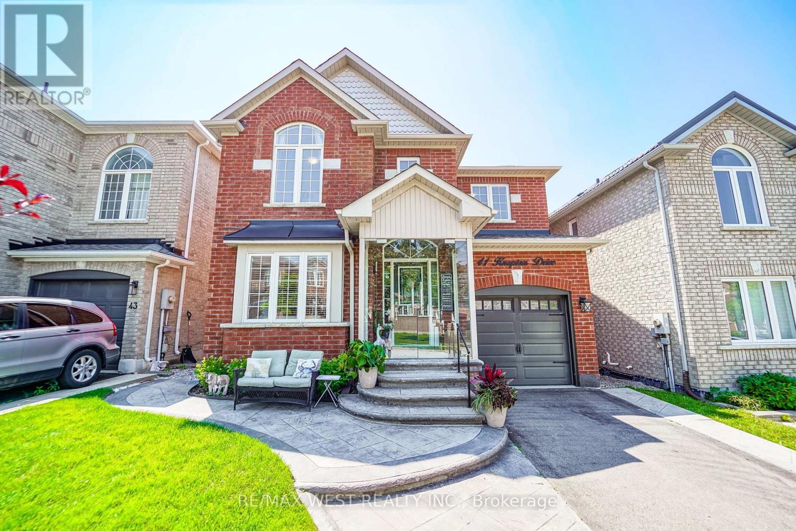 41 Knapton Drive, Newmarket, Ontario  L3X 3A9 - Photo 2 - N13566864