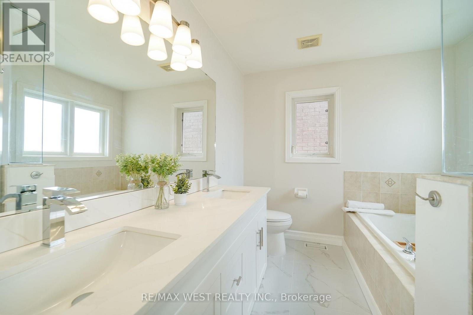 41 Knapton Drive, Newmarket, Ontario  L3X 3A9 - Photo 7 - N13566864