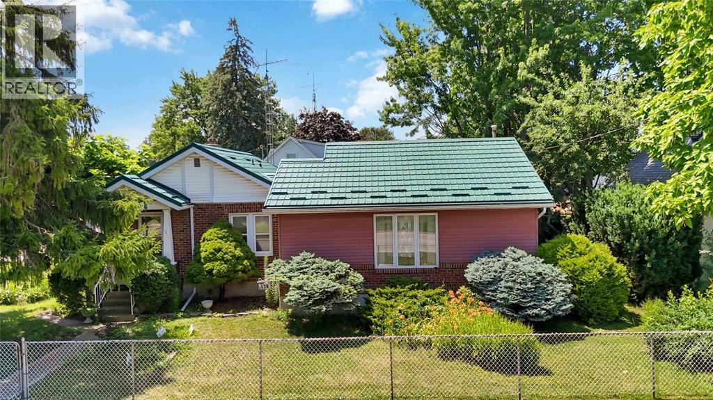 439 Maude Street, Petrolia
