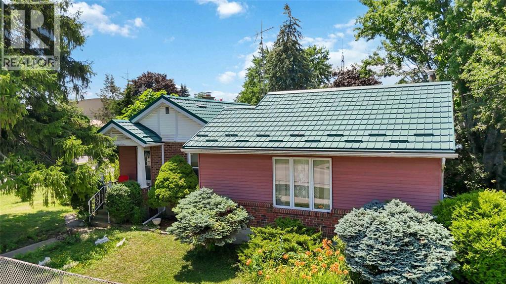 439 Maude Street, Petrolia photo 2
